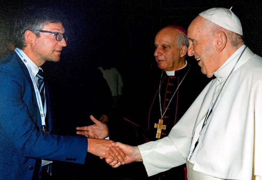 Bart Willemen, de nieuwe secretaris van de Interdiocesane Commissie voor Catechese, en paus Franciscus © VaticanMedia