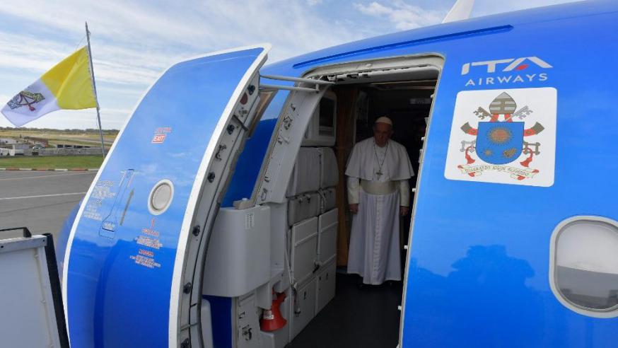Paus Franciscus in het vliegtuig dat hem naar Malta zal brengen © VaticanMedia