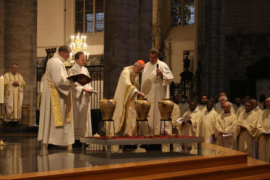 Kardinaal Jozef De Kesel tijdens de chrismamis in de Brusselse Sint-Michiels- en Sint-Goedelekathedraal © Dienst Communicatie vicariaat Brussel