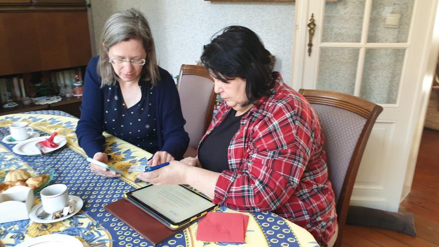 Met google translate proberen Sabine en Lubba Nederlands in Oekraïns om te zetten en omgekeerd. © Dirk Adams
