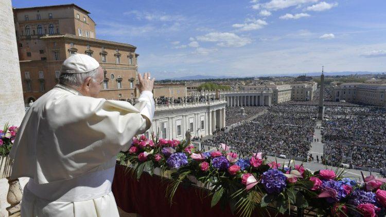 Paus Franciscus tijdens zijn 'Urbi et orbi'-zegen op paaszondag 17 april 2022 © VaticanNews