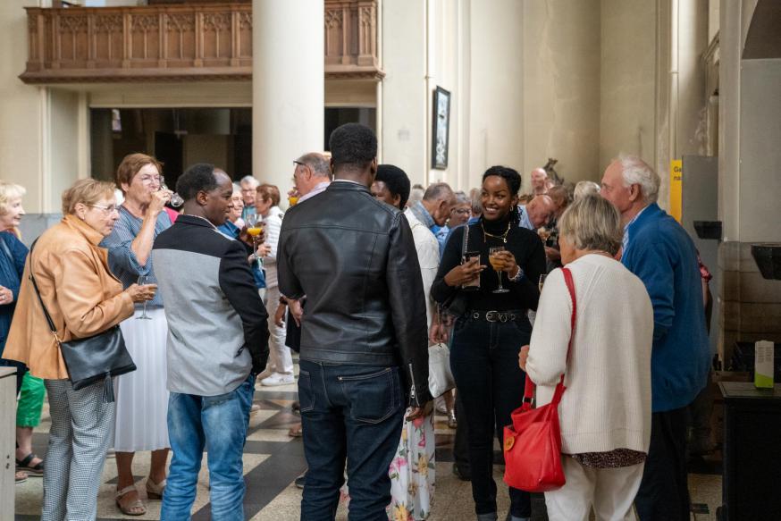 Na de viering was er een deugddoend ontmoetingsmoment.  © Kathy Orbie