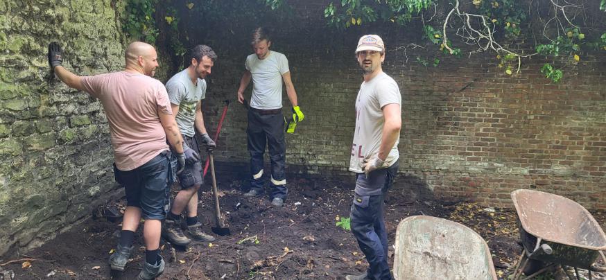 Omdat de tuin de laatste jaren niet meer werd onderhouden, was hij overwoekerd door onkruid. © Marco Verberckmoes