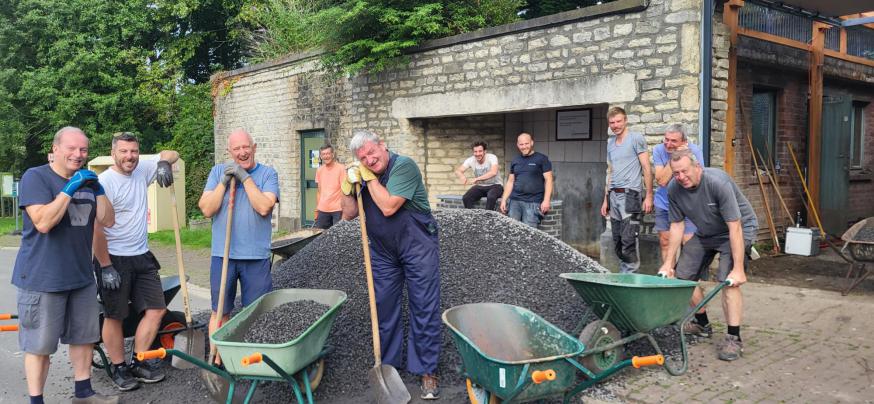 Als eerbetoon aan hun dorpsherder knapte een groep jong-gepensioneerden, aangevuld met oud-leiding en vrienden van Chiro Diegem, de verwaarloosde pastorietuin op. © Marco Verberckmoes