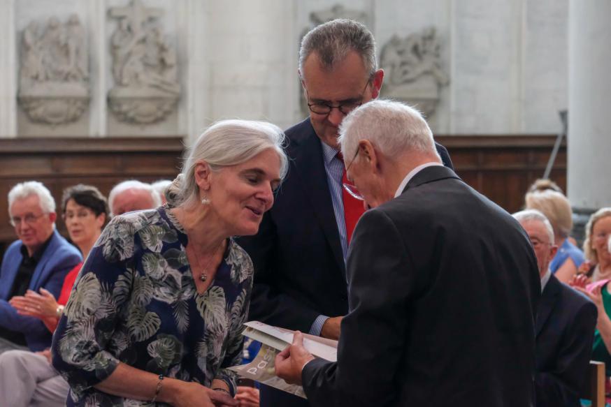 Geert De Kerpel en Angélique Tasiaux overhandigen het eerste exemplaar van een speciale editie van ‘Pastoralia’, waarin nog meer medewerkers terugblikken op hun samenwerking. © Laurens Vangeel