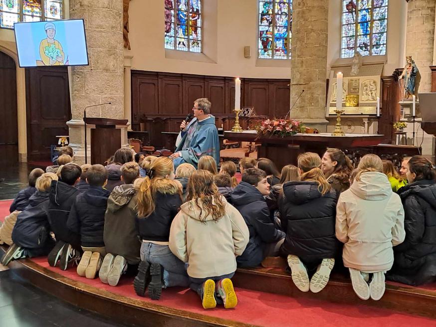 Evangelieverhaal van de talenten tijdens de gezinsviering in de Sint-Pieterskerk. © Davy Verkest