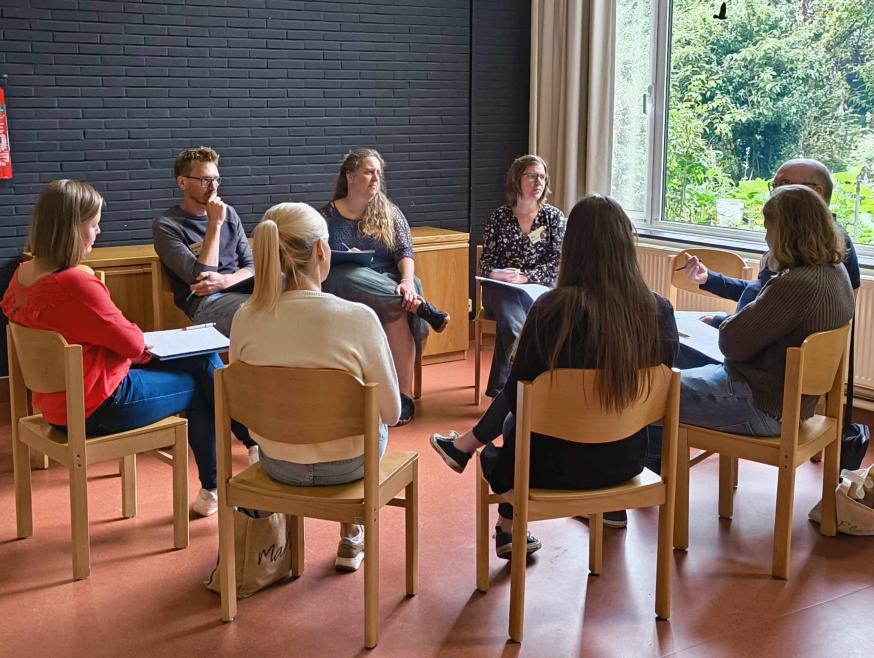 Foto: Veelkleurig verdriet, een vormingsdag in 2024 voor medewerkers zinzorg in voorzieningen met een beperking © Michiel Van Mulders