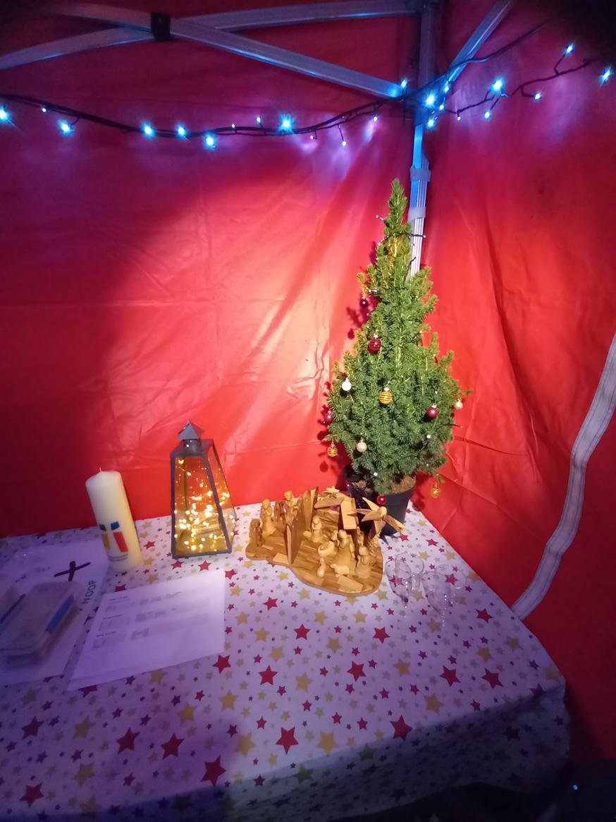 De kerststal op de kerstmarkt 