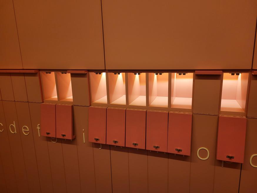 Wanneer je voor iemand een kaarsje wil branden, open je het luik met de letter van zijn naam... © Paul Renders