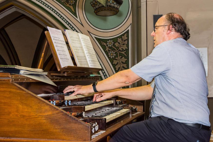 Kurt Van de Veire aan het orgel © Karel Van de Voorde