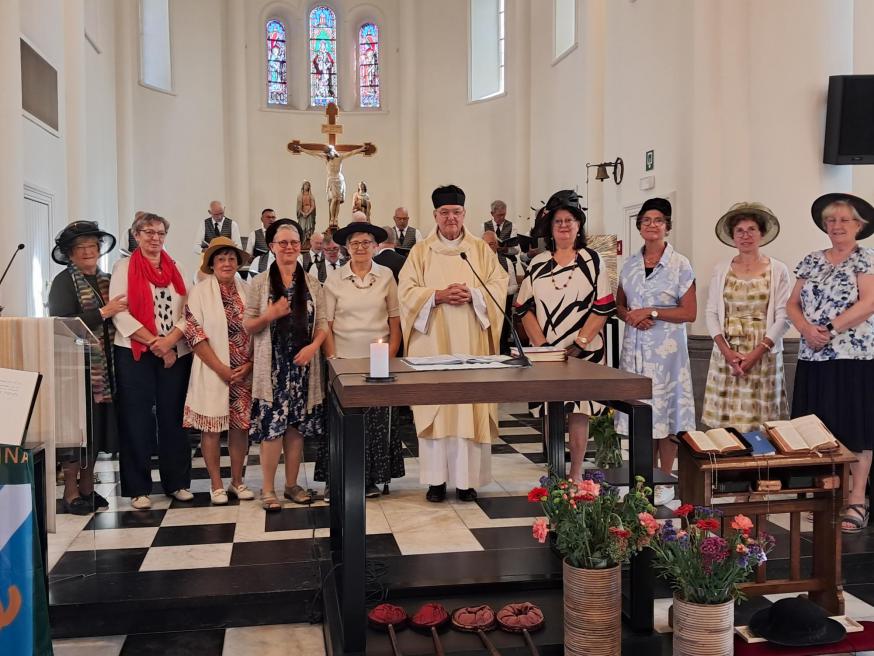 Eucharistieviering in retrostijl © LPP Sente