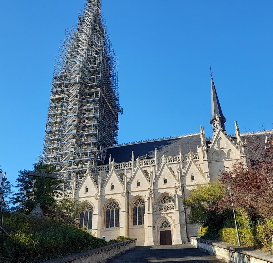 Het schi van de kerk werd reeds mooi gerestaureerd. Nu is de toren aan de beurt. © hc
