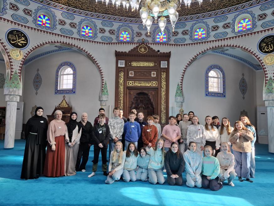 Vormelingen bezoeken moskee in Genk © M Schilperoord