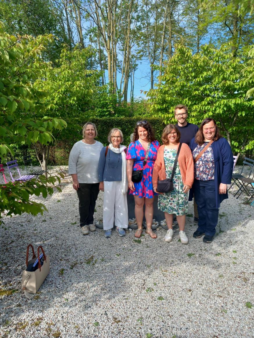 Mieke, tweede van links, bij de pastorale intervisiegroep in De Stille Tuin in Althus (april 2026) © dienst zorgpastoraat bisdom Brugge