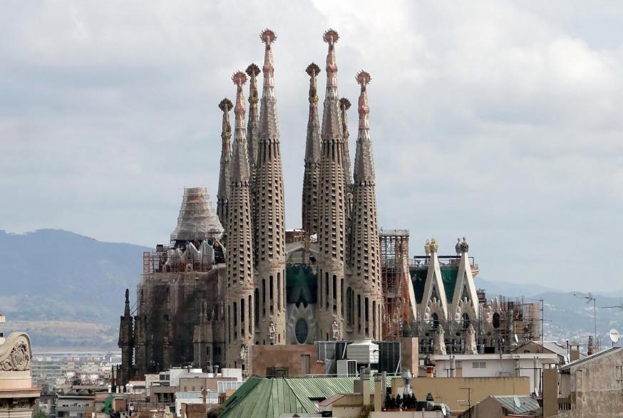 Sagrada Família © Bernard Gagnon, CC BY-SA 3.0 <https://creativecommons.org/licenses/by-sa/3.0>, via Wikimedia Commons