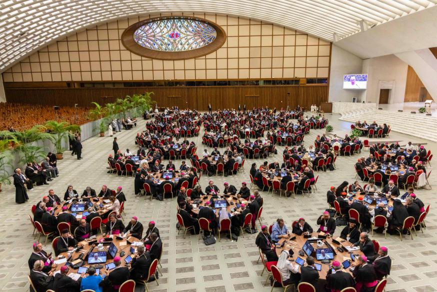 Zicht op de Paulus VI-zaal van het Vaticaan, waar de deelnemers aan de synode gegroepeerd zaten aan ronde tafeltjes. © KNA Bild