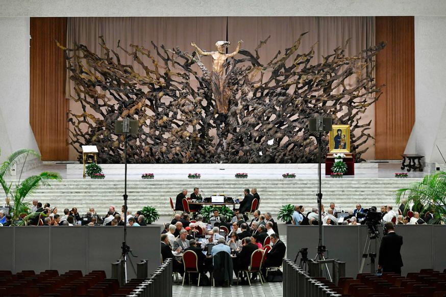 Een zicht op de Paulus VI-zaal in het Vaticaan, waar alle deelnemers aan de synode samenzitten. © KNA