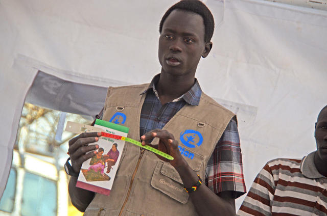 Een medewerker van Plan België in Zuid-Sudan geeft vorming over ondervoeding.  © Plan België