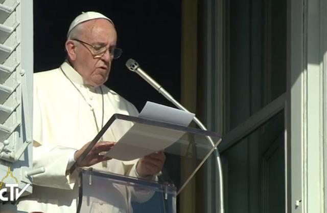 Paus Franciscus leest zijn kerstwensen voor (c) SIR  