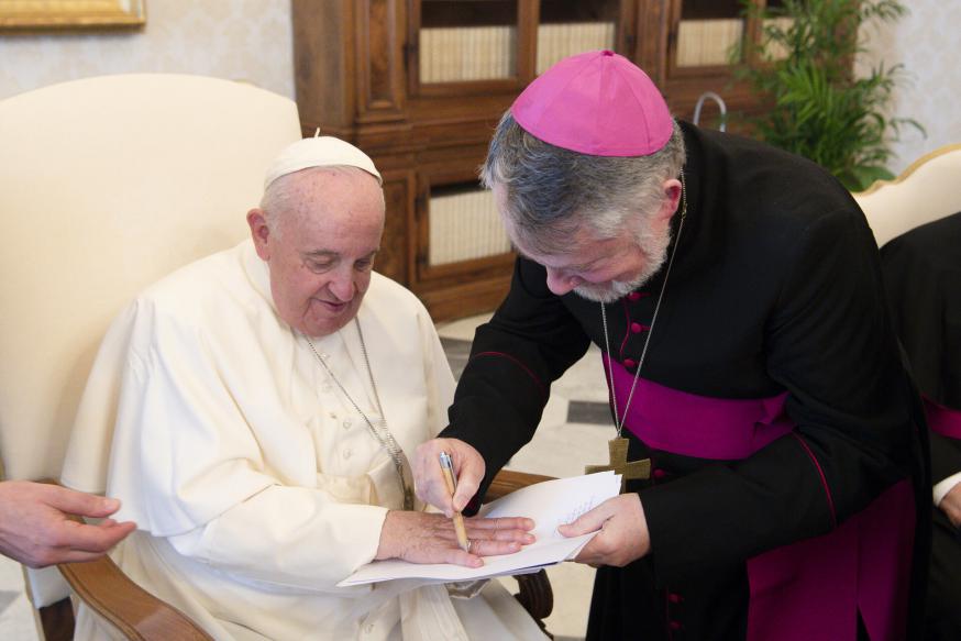 Paus Franciscus geeft zijn handafdruk tijdens het bezoek Ad limina aan Mgr Kockerols © Vatican Media