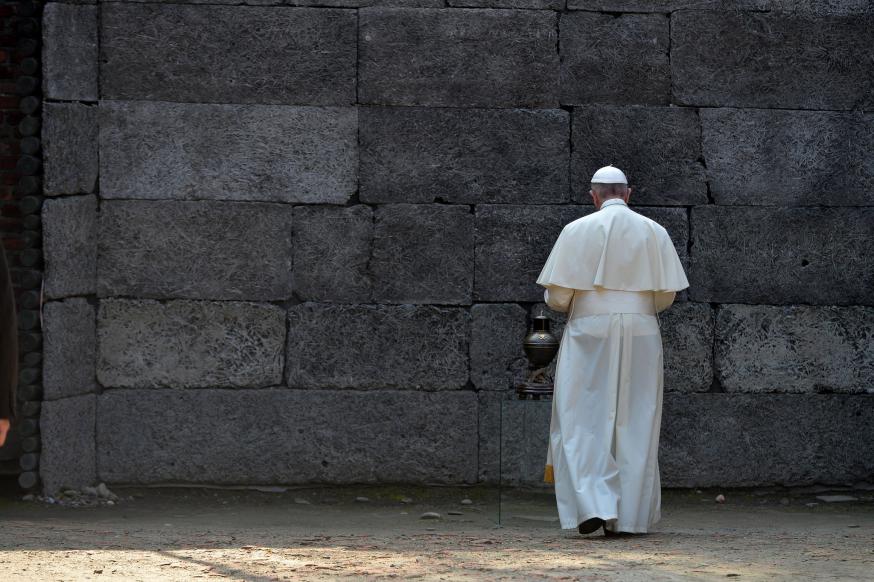 Paus Franciscus tijdens zijn bezoek in 2016 aan Auschwitz © Mazur/CBCEW