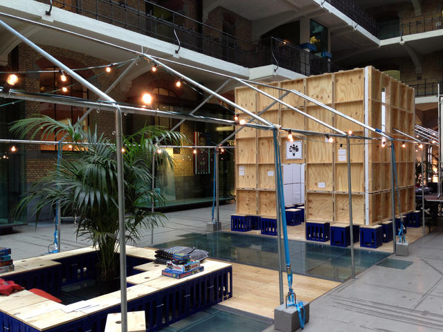 De waterbabbelbox zoals hij te zien was op het B ssst stiltefestival in Brussel. De waterbabbelbox zoals hij te zien was op het B ssst stiltefestival in Brussel.