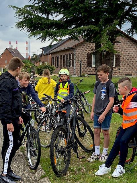 Fietstocht van de kandidaat-vormelingen Lutselus en Rooierheide 