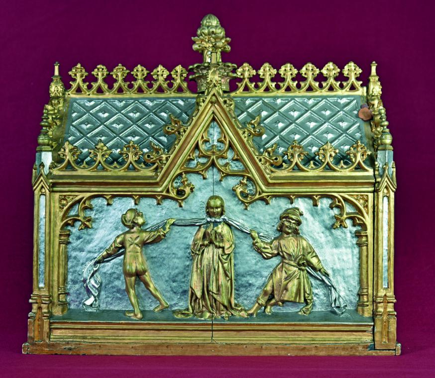 Godelieve wordt gewurgd; vooraanzicht van de reliekkoffer van de Gistelse heilige © Raoul De Puydt 
