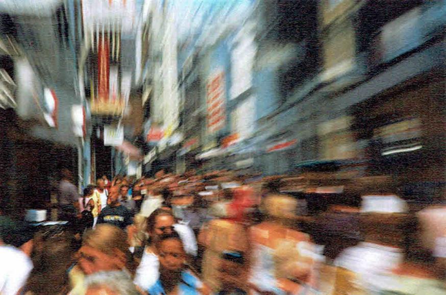 Drukke winkelstraat © Royalty-Free/Corbis