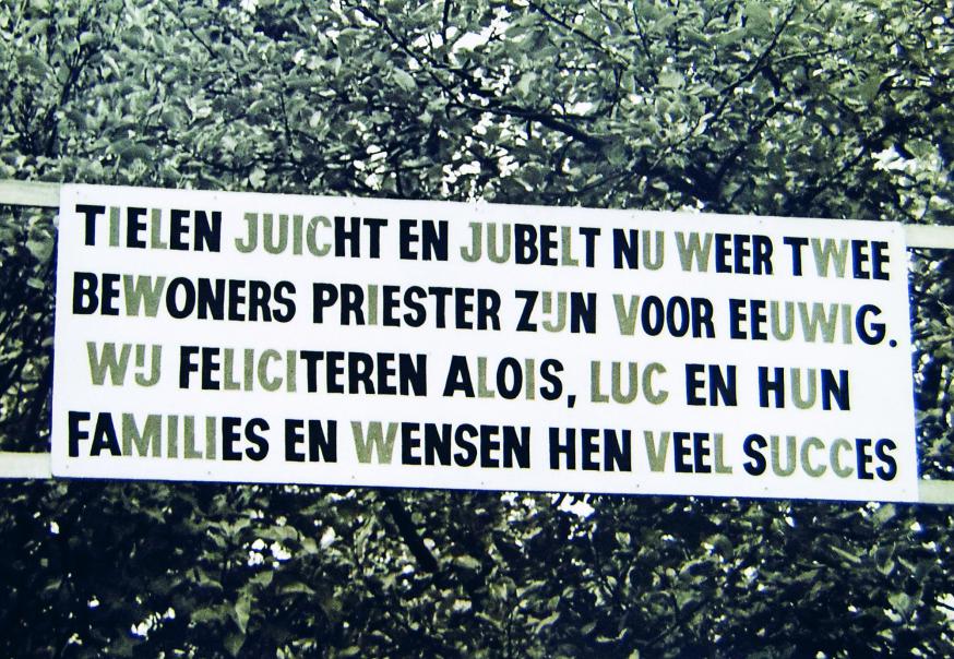 Op 4 oktober 1970 is het ouderlijk huis versierd omdat salesaain Luc Van Looy en jezuïet Alois Vissers, beiden uit Tielen, tot priester zijn gewijd, © privé-archief Luc Van Looy Op 4 oktober 1970 is het ouderlijk huis versierd omdat salesaain Luc Van Looy en jezuïet Alois Vissers, beiden uit Tielen, tot priester zijn gewijd, © privé-archief Luc Van Looy