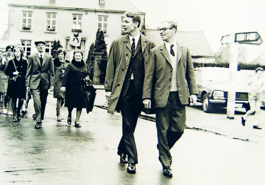 De nieuw-gewijden priesters Luc Van Looy en Aloïs Vissers wandelen door Tielen na hun eremis © privé-archief Luc Van Looy De nieuw-gewijden priesters Luc Van Looy en Aloïs Vissers wandelen door Tielen na hun eremis © privé-archief Luc Van Looy