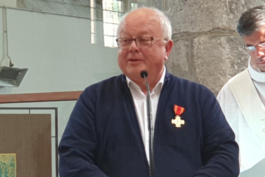 Jan Breuls met het Gouden Sint-Romboutskruis © Pastorale zone Leuven aan de Dijle