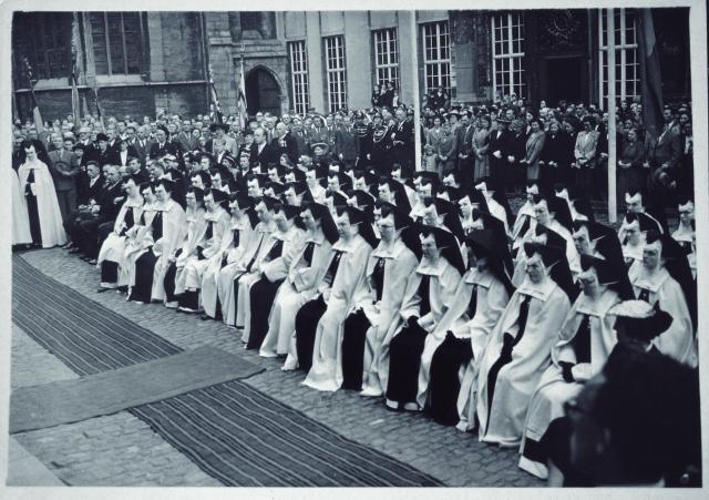 Zusters op de binnnkoer van het hospitaal bij een bezoek van koningin Elisabeth aan Oudenaarde op 19 juni 1951.  © Archief zusters bernardinnen