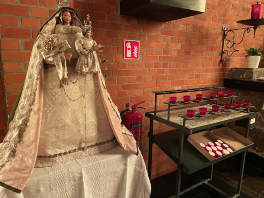 Kopie van het Mariabeeld van Heiken Brecht bij de kaarsentafel. © Stan Dries