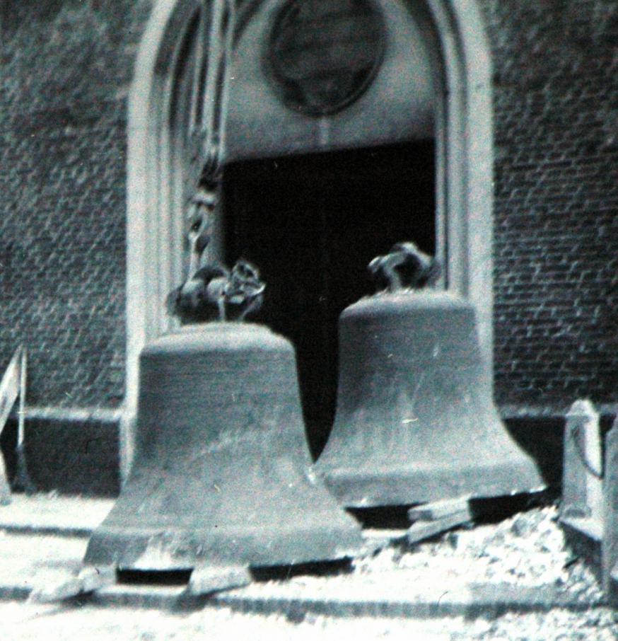 De twee klokken die uit de toren werden gehaald. © Kerkfabriek Sint-Martinus Retie