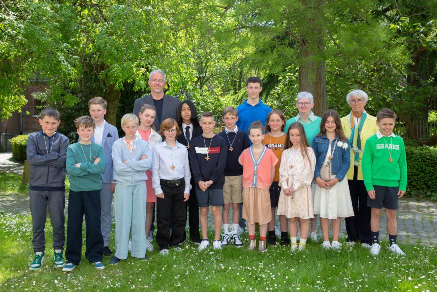 Op zaterdag 27 mei 2023 ontvingen deze 14 vormelingen het vormsel © Rudi Fransens