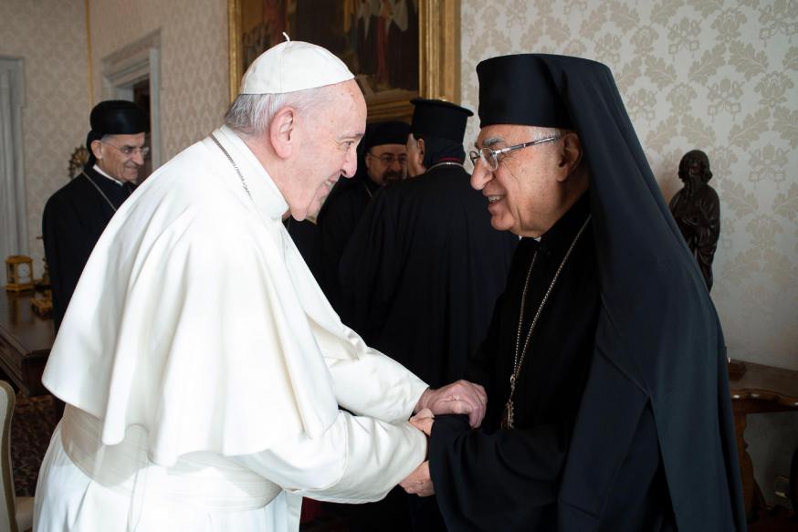 Paus Franciscus met patriarch Youssef Absi © VaticanMedia