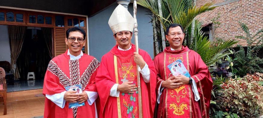 Pater Antun Wardoyo, sscc, Mgr. Vincensius Setiawan Triatmojo (Bisschop van Tanjungkarang) en Pater Ferry Indrianto, sscc © Ferry Indrianto