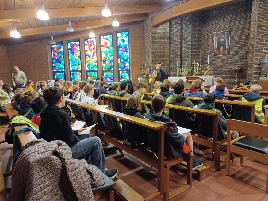 Frans leert de liederen van de vormselviering aan. © Werner Mertens.