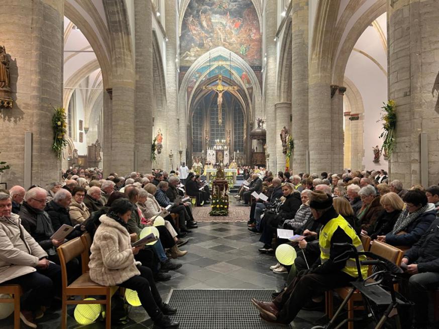 Vespers na de Lichtprocessie met Bezielde Vaandels © Stad Sint-Truiden