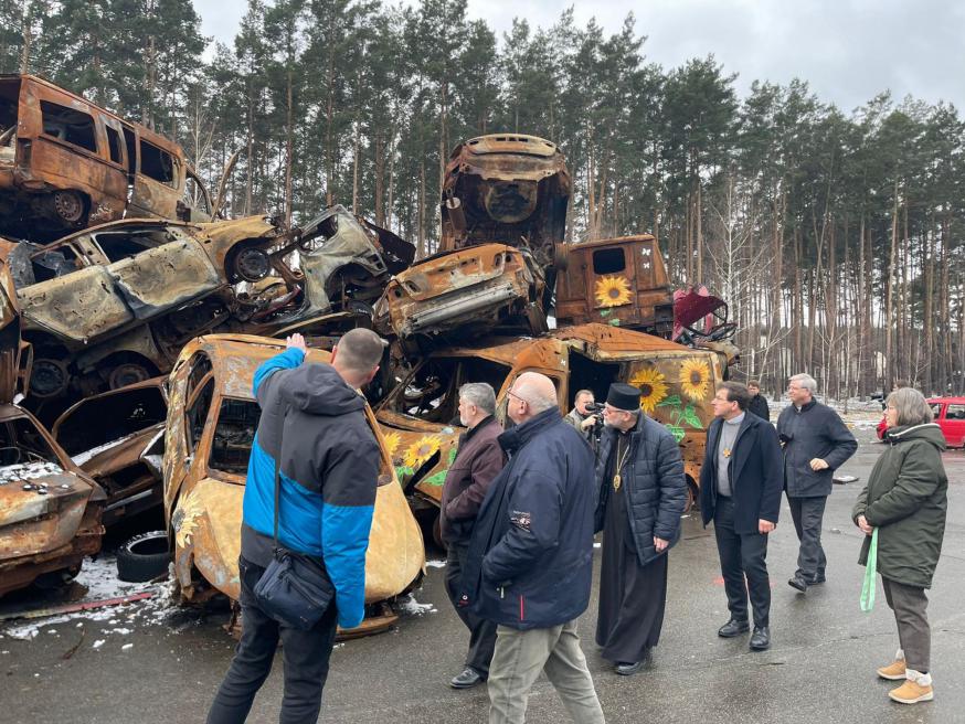 Een beklijvend beeld van het bezoek van een delegatie van de Belgische bisschoppen aan Irpin, Oekraïne, eerder dit jaar: een stapel autowrakken waarin executies plaatsvonden. © Bisschoppenconferentie