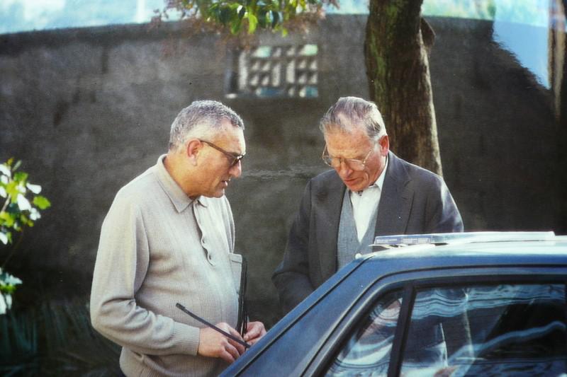 Eric Bladt en Charles Deckers op de binnenkoer van Tizi Ouzou in Kabylië, waar Deckers op 27 december 1994 werd neergeschoten © rr