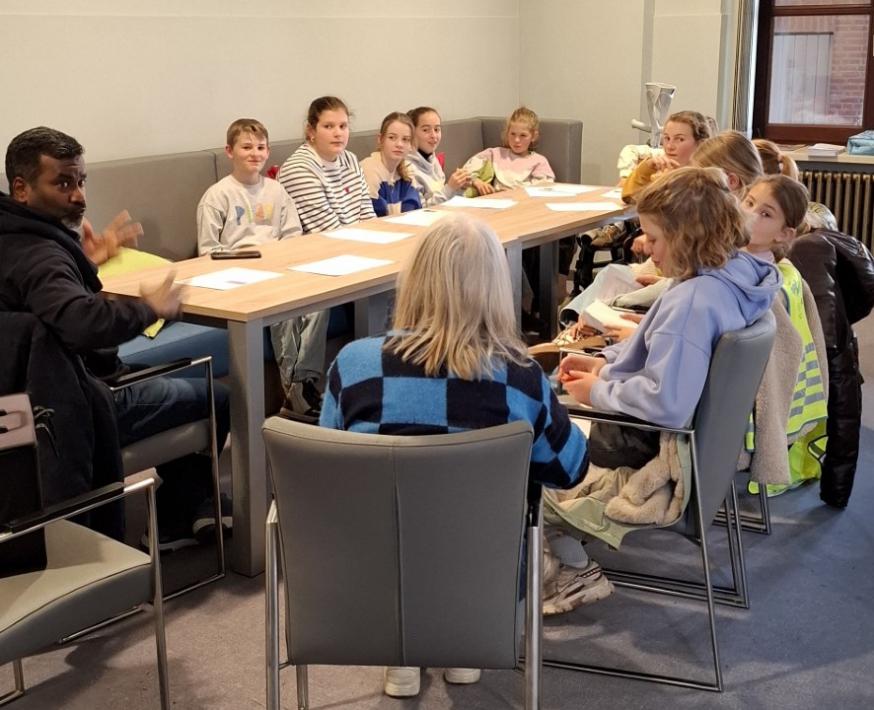 Pater David vertelt over vormelingen in India. © Werner Mertens