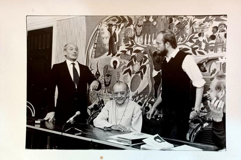 In 1983 stelde Luc Vankrunkelsven (rechts) de Nederlandse vertalingen voor van het werk van Braziliaans bevrijdingstheoloog Leonardo Boff, in aanwezigheid van Dom Helder Câmara (midden).  © Omer d'Hoe