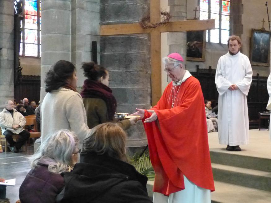 bisschop Luc Van Looy ontvangt de gaven - Palmzondag 2013 