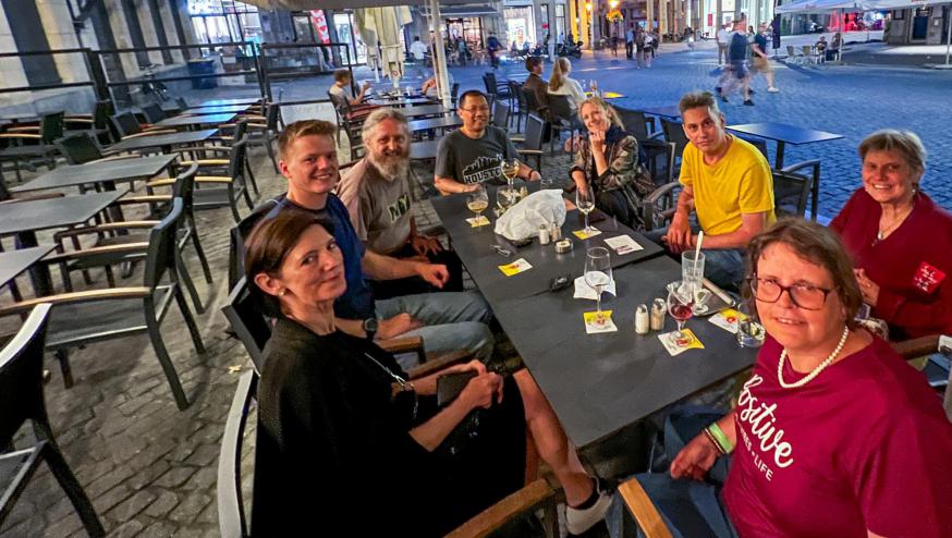 Annika, Thomas, Chris, pater Ferry, Karen, Herman, Frieda, Ilse op terras Notre Dame © Chris De Groote