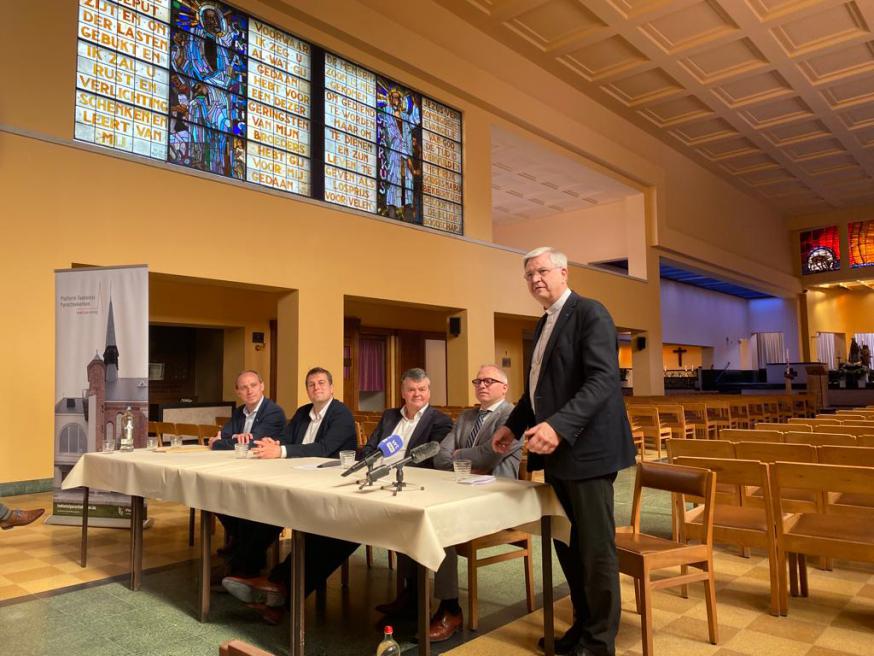 Namens de Bisschoppenconferentie was de Antwerpse bisschop Johan Bonny (rechts) aanwezig.  © Filip Ceulemans