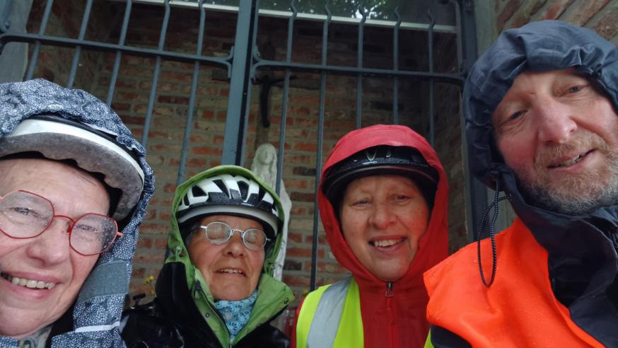 Fietsers op weg naar Dadizele 2026 © Lieve Vancraeynest