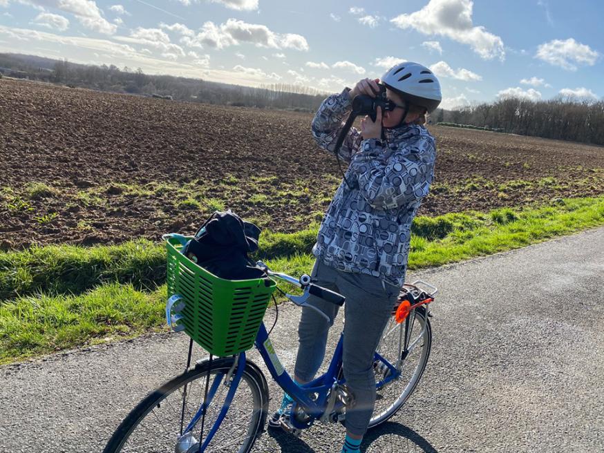 Sandra op weg met de fiets 