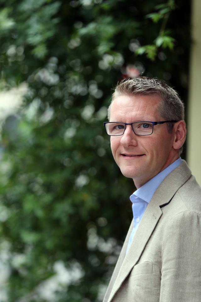 Emmanuel Van Lierde (41) is naast hoofdredacteur theoloog en filosoof. © Kristof Ghyselinck
